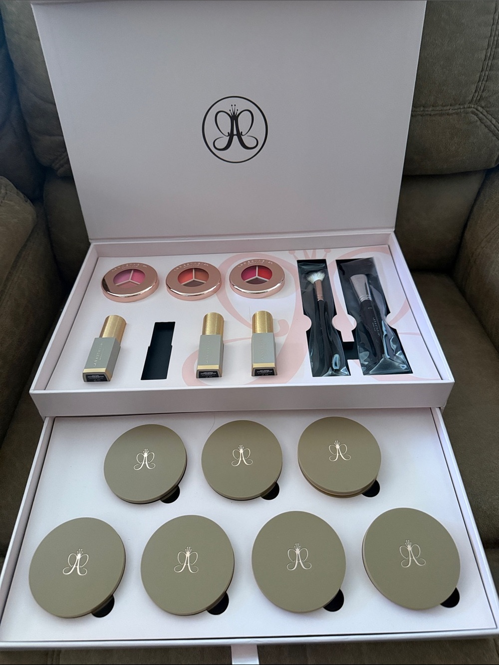 Anastasia Beverly Hills Pink & Rose Compact Makeup Set with Brushes